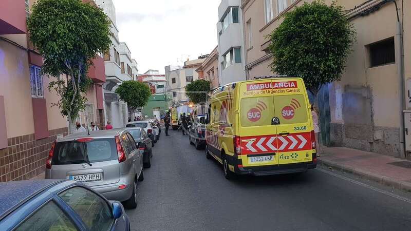 Ambulancia, bomberos y policías en la calle donde se produjo el incendio/TA.